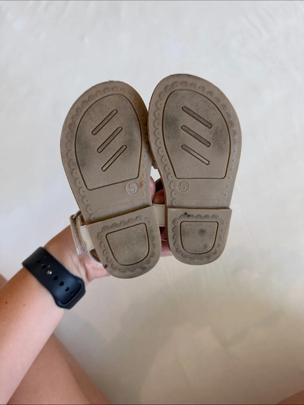Toddler White Scalloped Strap Sandals Size 5